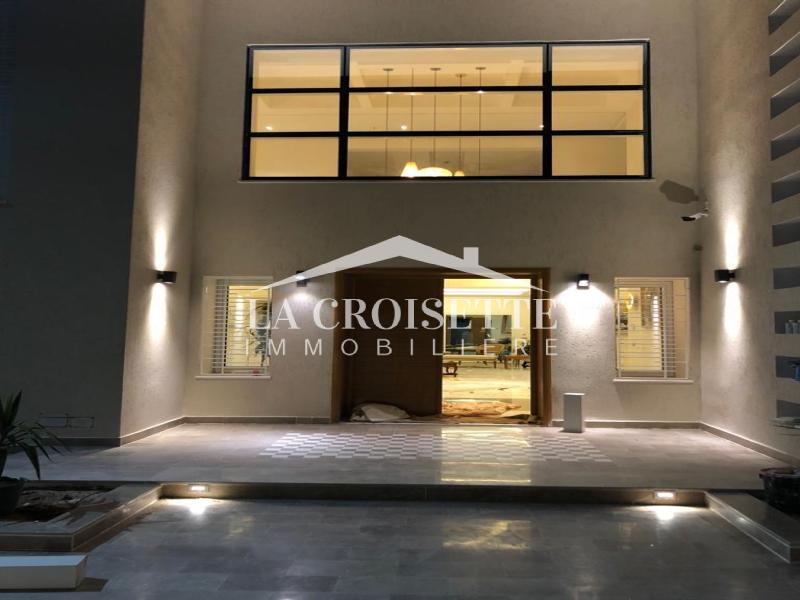 Villa S+7 avec piscine du côté du centre commercial de Tunis City